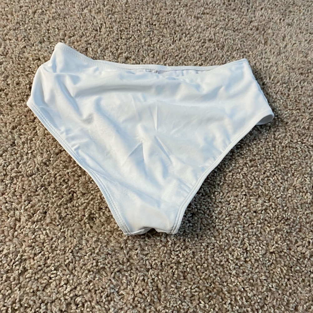 High waisted white bottoms with scrunch on back side